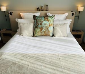 塞纳河畔伊夫里Residhome Quai d’Ivry的一张带白色床单和枕头的床