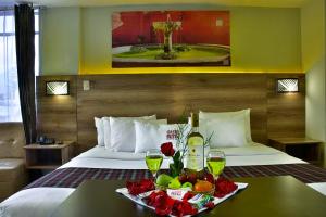 阿雷基帕Terramística Arequipa - Monasterio的一间酒店客房,床上备有水果和饮料托盘