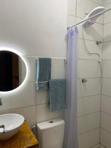 费尔南多 - 迪诺罗尼亚La em casa Noronha的一间带卫生间、水槽和镜子的浴室