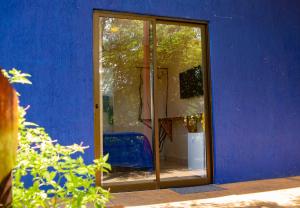 费尔南多 - 迪诺罗尼亚La em casa Noronha的前方有玻璃门的蓝色墙