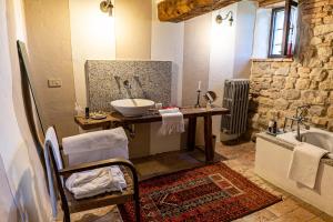 Monte San PietroCa' Lo Spicchio的浴室配有盥洗盆和浴缸。