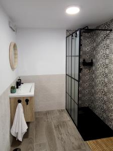 LanzahitaEl Escondite de Gredos的带淋浴和盥洗盆的浴室
