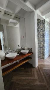 圣塞巴斯蒂安Linda Casa Praia de Pauba em condominio的一间带两个盥洗盆和大镜子的浴室