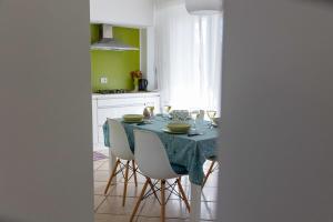 莫尔费塔B&B Samarelle - Exclusive Villa的厨房配有一张带蓝桌布的桌子