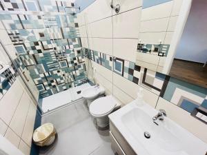 那不勒斯Bed Boutique Napoli Colors的浴室配有白色卫生间和盥洗盆。