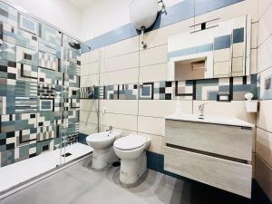 那不勒斯Bed Boutique Napoli Colors的一间带卫生间和水槽的浴室
