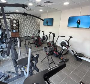 塞纳河畔伊夫里Residhome Quai d’Ivry的健身房,里面设有许多健身器材