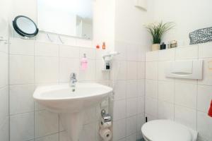 欧巴德伍斯图Ferienzimmeranlage Deutsches Haus Deutsches Haus App 24的白色的浴室设有水槽和卫生间。