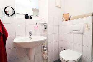 欧巴德伍斯图Ferienzimmeranlage Deutsches Haus Deutsches Haus App 35的白色的浴室设有水槽和卫生间。