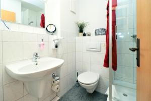 欧巴德伍斯图Ferienzimmeranlage Deutsches Haus Deutsches Haus App 20的白色的浴室设有水槽和卫生间。