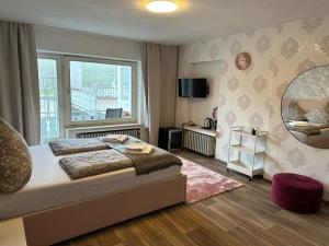 特拉本特拉巴赫Hotel Gonzlay的一间卧室设有一张大床和一个大窗户