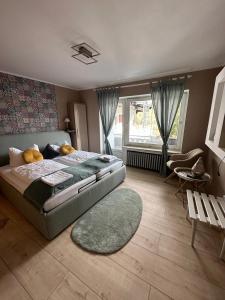 特拉本特拉巴赫Hotel Gonzlay的一间卧室配有一张大床和地毯。