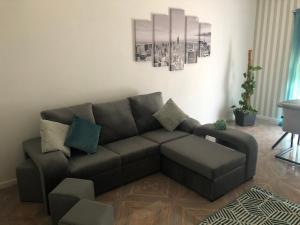 维拉·诺瓦·达·塞尔维尔Apartamento Rio Minho的客厅配有棕色沙发和桌子