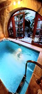 阿尔卜Il Mithna farmhouse with indoor heated jacuzzi pool的一个带手机的游泳池