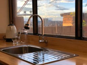 苏克雷Monoambiente con vista panorámica的带美景窗户的厨房水槽