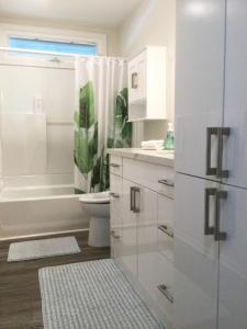 Ewa BeachHale Kai Ewa的白色的浴室设有卫生间和淋浴。