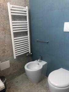 托雷斯佩基亚鲁杰里B&B Neptunia fronte mare的浴室配有卫生间和白色坐浴盆。