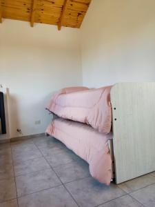 埃尔卡拉法特Cabaña Maca Tobiano的房间里的一堆粉红色枕头