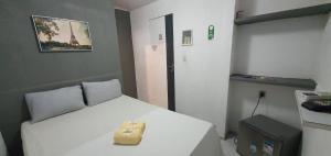 累西腓Casa Aeroporto Pousada的卧室配有白色的床,上面装有袋子