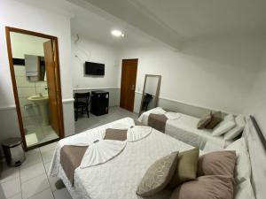 伊塔佩米林河畔卡舒埃鲁Hotel Caiçara的酒店客房,设有两张床和镜子