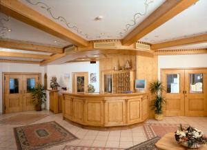 卡纳泽伊克丽斯塔罗酒店的大型客房设有大型木制审判室