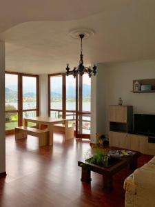 拉韦纳蓬泰特雷萨Villa Panoramica的客厅配有桌子和一些窗户