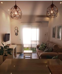 萨阿拉德洛斯阿图内斯Zaharaiso luz的客厅配有沙发和桌子