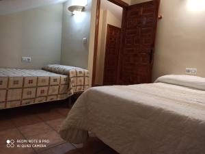 阿罗约弗里奥Casa Miriam II的一间酒店客房,设有两张床和一扇门