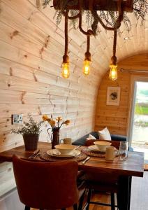 文斯福New Farm Cheshire Holidays的木制客房配有桌椅和沙发