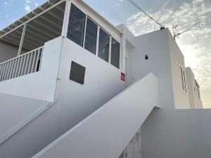 宏达海滩Casa La Orilla 1的前面有楼梯的白色房子