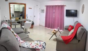 宏达海滩Casa La Orilla 1的一间带两张沙发的客厅和一间用餐室