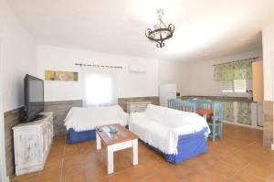 加的斯Casa Samuel Mayorazgo con piscina compartida的一间设有两张床和一张桌子的房间
