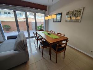 巴达洛纳Badalona Beach Apartment的一间带桌椅和沙发的用餐室