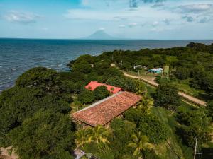 里瓦斯Casa Hacienda El Menco的海洋旁房子的空中景观