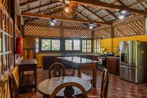 里瓦斯Casa Hacienda El Menco的厨房配有桌子和冰箱