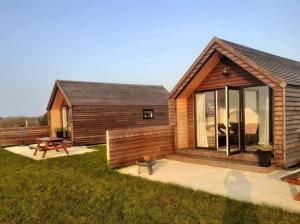 布什米尔斯Islandcorr Farm Luxury Glamping Lodges and Self Catering Cottage, Giant's Causeway的小木屋配有野餐桌和桌子