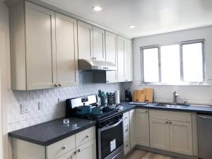 @ Marbellalane - Neat Modern Home in South SF的厨房或小厨房