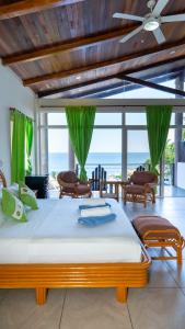 拉利伯塔德Kayu Surf Resort的一间卧室设有一张床,享有海景