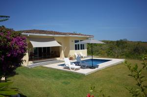 博卡奇卡Casa Tanamera的庭院内带游泳池的别墅
