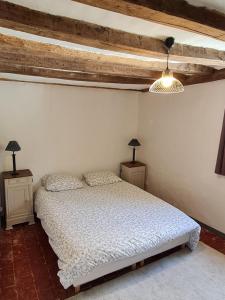 萨尔特河畔弗莱斯涅Le Coeur de Fresnay的卧室配有白色的床和2个床头柜