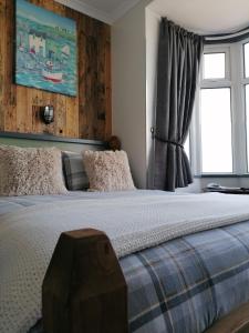 纽基Pensalda Guest House的一间卧室设有一张大床和一个窗户。
