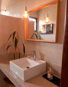 圣安娜杜里亚舒Chalé Aurora da Serra - Lapinha da Serra的浴室设有白色水槽和镜子