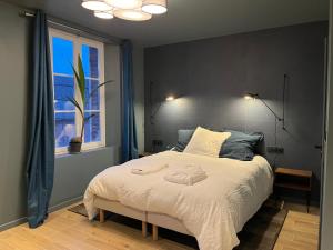 维莱科特雷Bella Vita的卧室配有一张大白色床和窗户