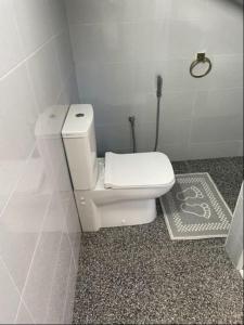 沃利迪耶Appartement chems的浴室位于隔间内,设有白色卫生间。