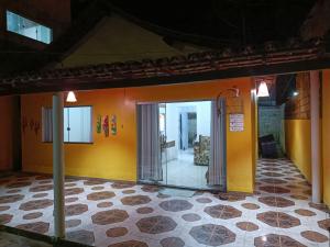 普拉杜Casa Temporada Prado-BA的一间设有黄色墙壁和玻璃门的房间