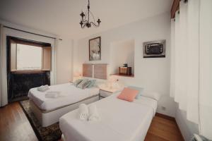 欧德鲁佐Santaia en Casal de Calma的一间卧室设有两张床和窗户。