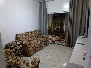 普拉杜Casa Temporada Prado-BA的客厅配有沙发和椅子