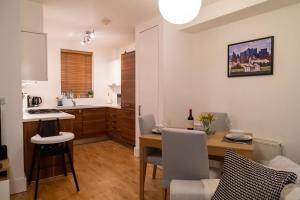 伦敦Hawkesmoor House的厨房、带桌子的客厅和用餐室