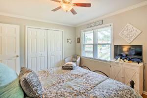 查尔斯顿Modern Southern Comforts Home Near Charleston的一间卧室配有一张床和吊扇