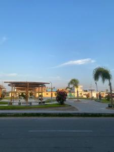 帕拉卡斯Makai - Nayarak Paracas的停车场,设有凉亭和街道